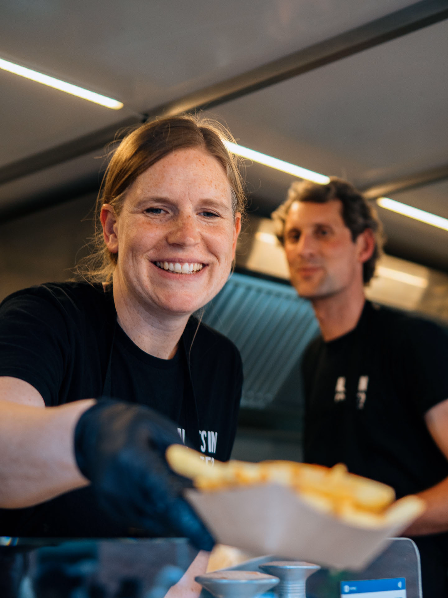 Catering sympathische Food-Übergabe Pommes
