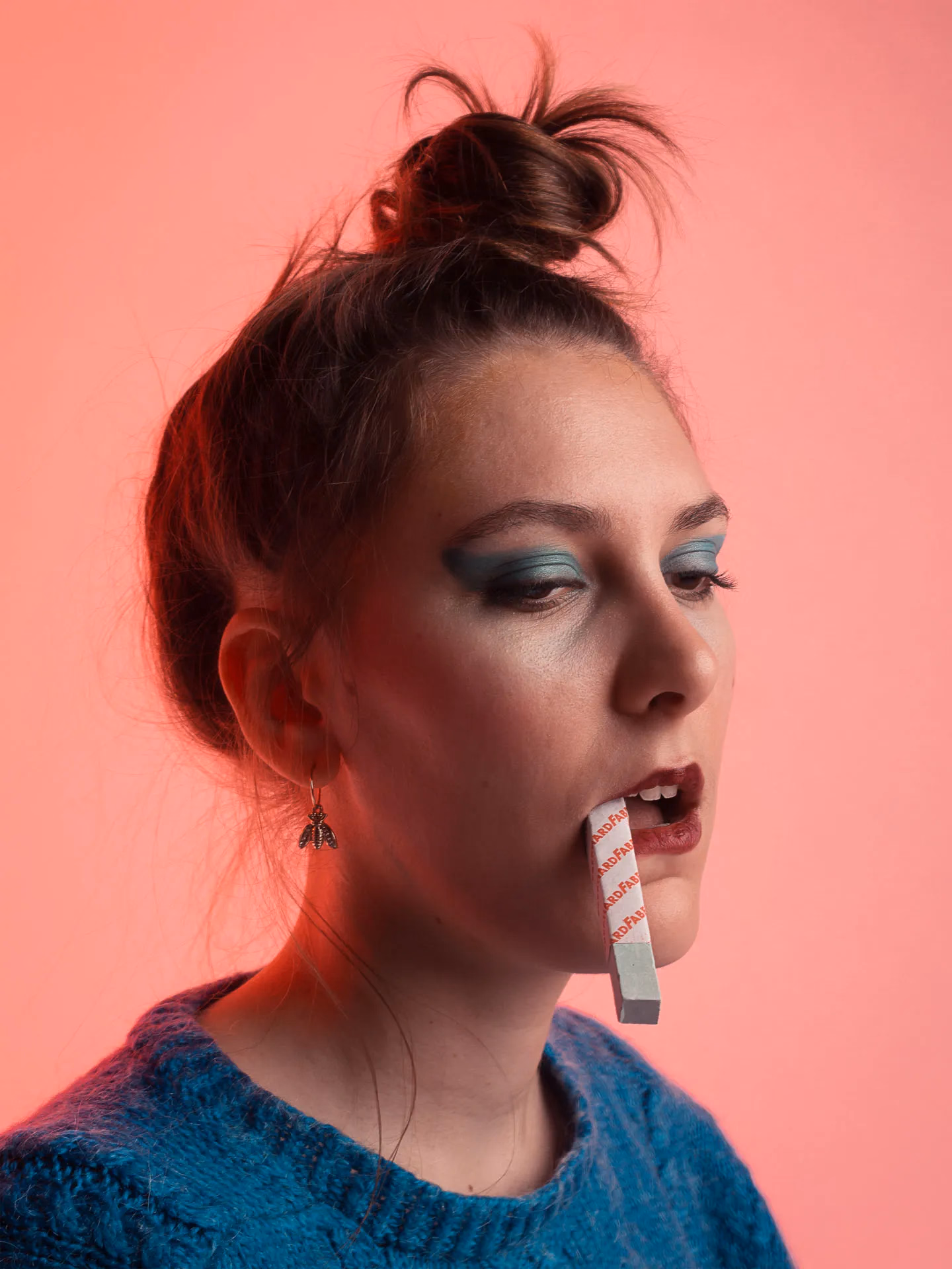 Sophie im Studio mit blauem Pullover